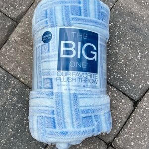 The Big One Plush Throw Blanket - Light Blue Waffle Design 5ft x 6ft NWT